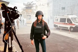 Η πολεμική ανταποκρίτρια της ΕΡΤ Αδαμαντία Λιόλιου στην «Π»: «Να γυρίζουμε ζωντανοί στα σπίτια μας…»