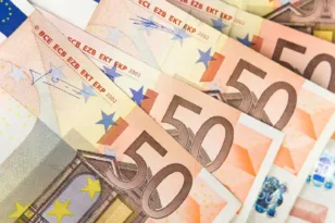 «Βροχή» από 50ευρα στην Καστοριά: Ηλικιωμένος πέταγε χρήματα από το σπίτι του