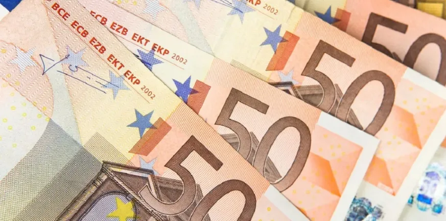 «Βροχή» από 50ευρα στην Καστοριά: Ηλικιωμένος πέταγε χρήματα από το σπίτι του «Βροχή» από 50ευρα στην Καστοριά: Ηλικιωμένος πέταγε χρήματα από το σπίτι του
