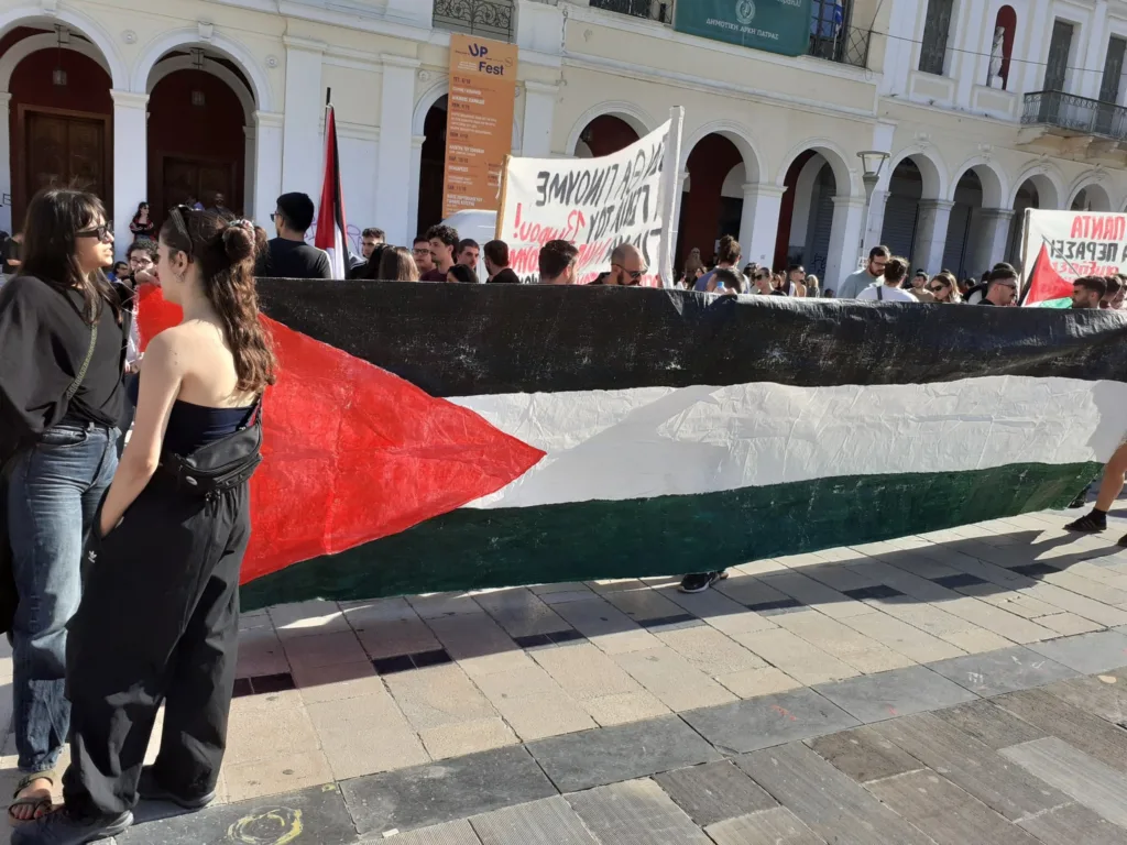 Απεργία: Ολοκληρώθηκε η πορεία στο κέντρο της Πάτρας - Μπλοκαρισμένοι οι δρόμοι από τους διαδηλωτές