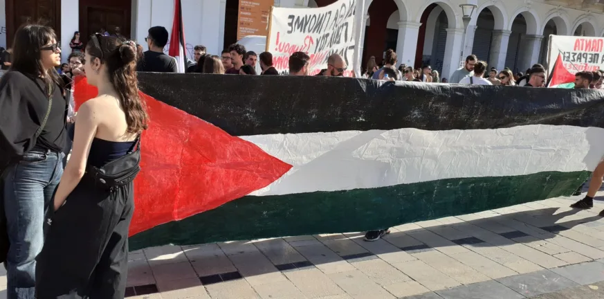 Απεργία: Ολοκληρώθηκε η πορεία στο κέντρο της Πάτρας - Μπλοκαρισμένοι οι δρόμοι από τους διαδηλωτές