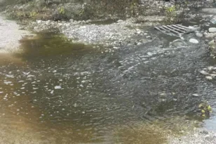 Ο Βολιναίος κατεβάζει περίεργα υγρά με άσχημη μυρωδιά, ανησυχία στο Δρέπανο – Φωτογραφίες