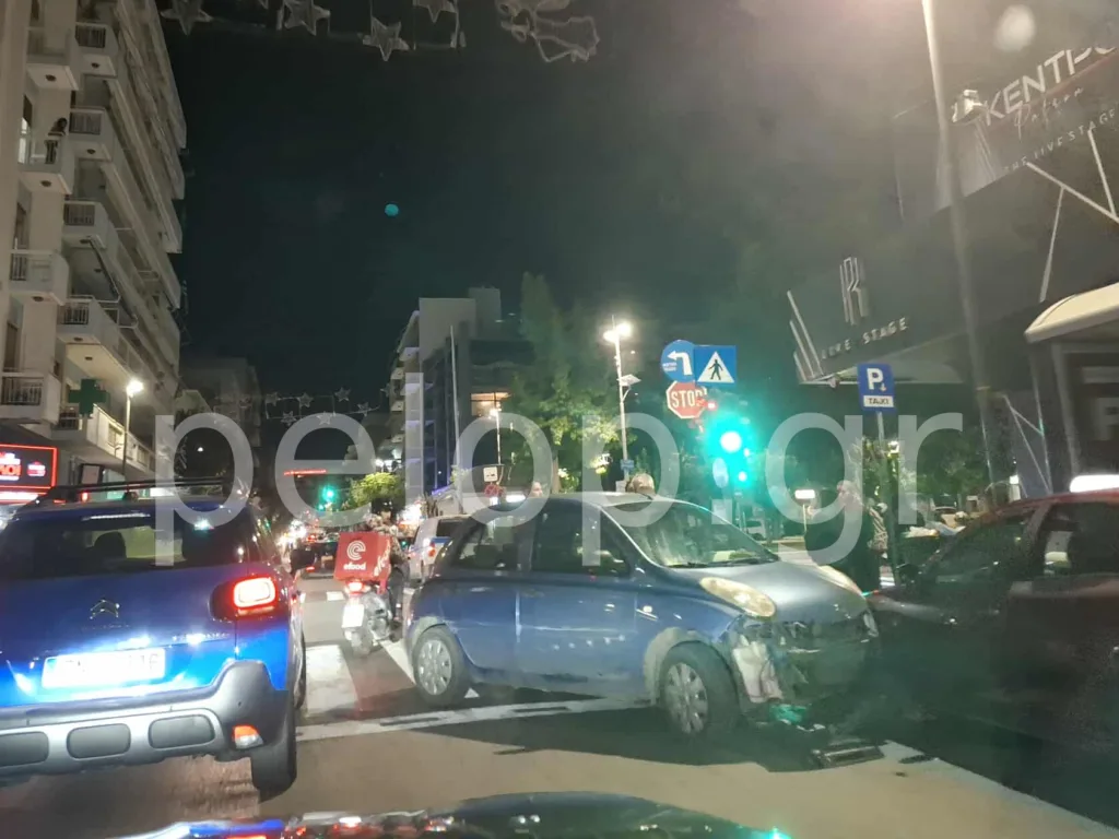 Πάτρα: Τροχαίο στη Γούναρη, οδηγός συνέχισε ευθεία και συγκρούστηκε με άλλο όχημα ΦΩΤΟ Πάτρα: Τροχαίο στη Γούναρη, οδηγός συνέχισε ευθεία και συγκρούστηκε με άλλο όχημα ΦΩΤΟ