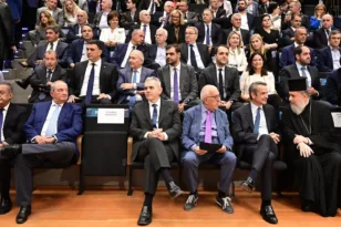 Η άδεια καρέκλα του Σαμαρά και η χειραψία Μητσοτάκη-Καραμανλή ΦΩΤΟ