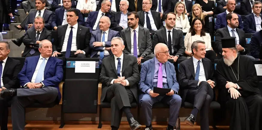 Η άδεια καρέκλα του Σαμαρά και η χειραψία Μητσοτάκη-Καραμανλή ΦΩΤΟ