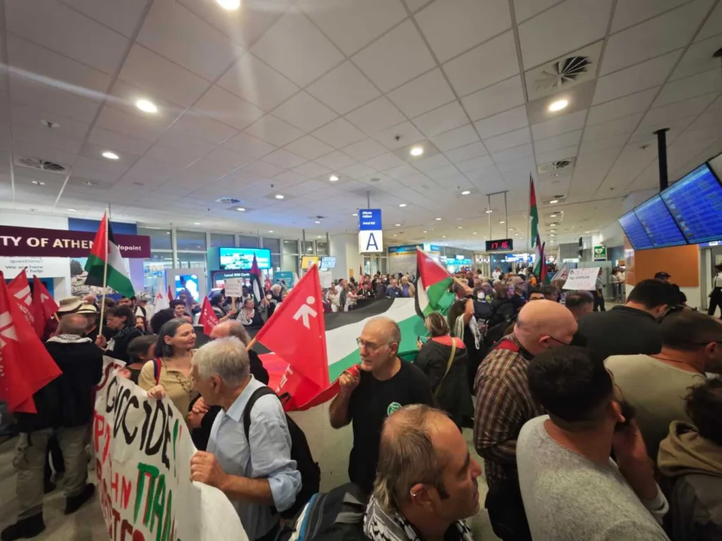 Τι συνέβη στη άφιξη στην Αθήνα των 27 Ελλήνων ακτιβιστών για τη Γάζα, γιατί ήταν μαζί τους η Γκρέτα Τούνμπεργκ ΦΩΤΟ