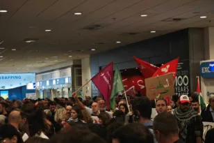 Τι συνέβη στη άφιξη στην Αθήνα των 27 Ελλήνων ακτιβιστών για τη Γάζα, γιατί ήταν μαζί τους η Γκρέτα Τούνμπεργκ ΦΩΤΟ