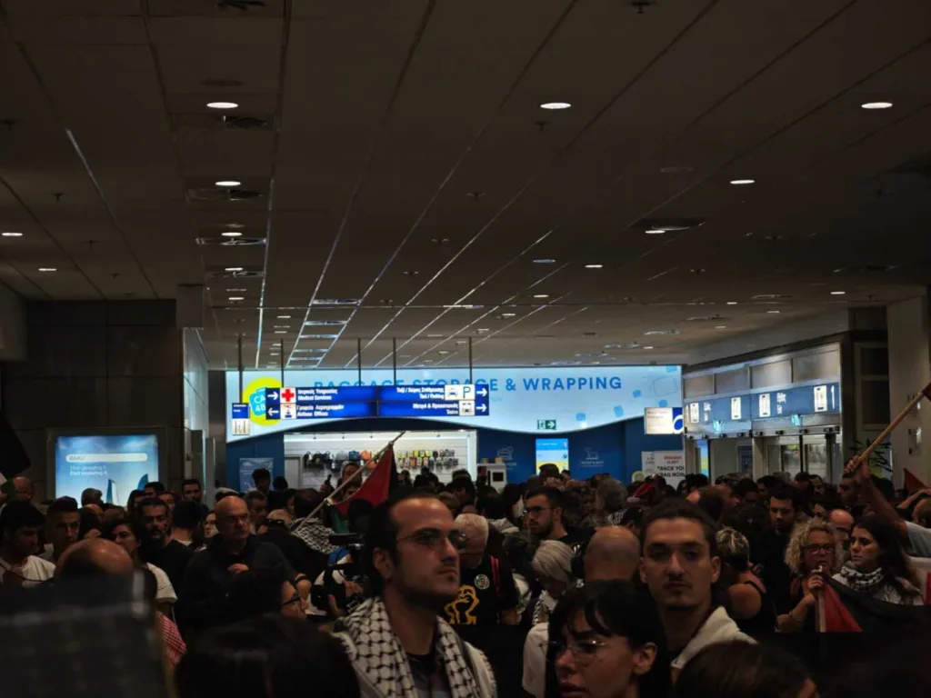 Τι συνέβη στη άφιξη στην Αθήνα των 27 Ελλήνων ακτιβιστών για τη Γάζα, γιατί ήταν μαζί τους η Γκρέτα Τούνμπεργκ ΦΩΤΟ