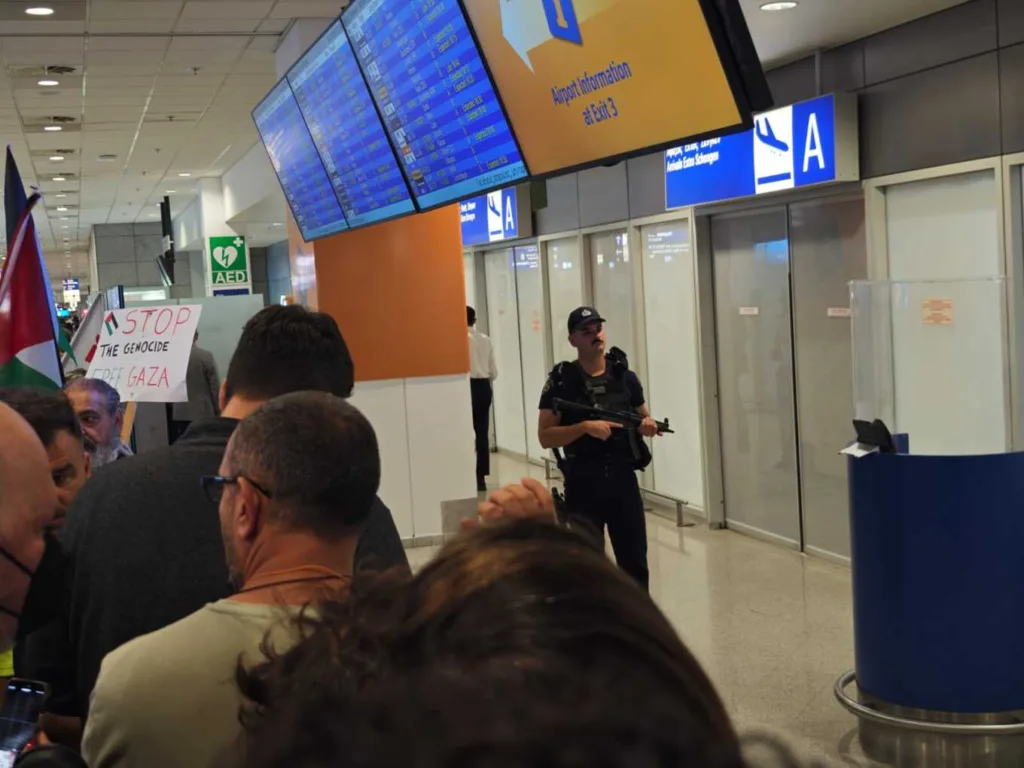 Τι συνέβη στη άφιξη στην Αθήνα των 27 Ελλήνων ακτιβιστών για τη Γάζα, γιατί ήταν μαζί τους η Γκρέτα Τούνμπεργκ ΦΩΤΟ