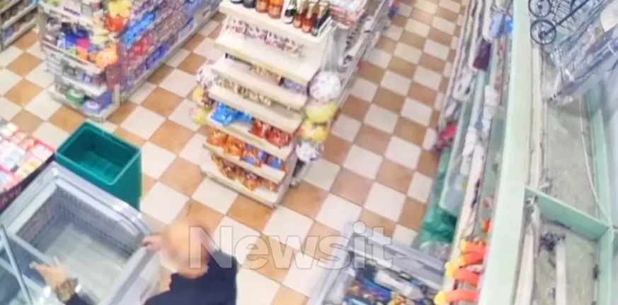 Ντοκουμέντα από τον Αγ. Παντελεήμονα με τον 48χρονο γεμάτο αίματα να ζητά βοήθεια μετά τη δολοφονία του 31χρονου Ντοκουμέντα από τον Αγ. Παντελεήμονα με τον 48χρονο γεμάτο αίματα να ζητά βοήθεια μετά τη δολοφονία του 31χρονου