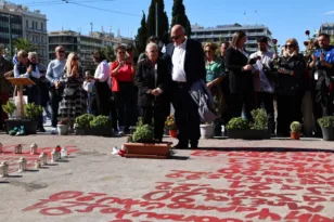 Λουλούδια για τα θύματα των Τεμπών μπροστά στο Μνημείο του Αγνώστου Στρατιώτη