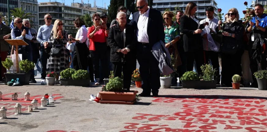 Λουλούδια για τα θύματα των Τεμπών μπροστά στο Μνημείο του Αγνώστου Στρατιώτη Λουλούδια για τα θύματα των Τεμπών μπροστά στο Μνημείο του Αγνώστου Στρατιώτη