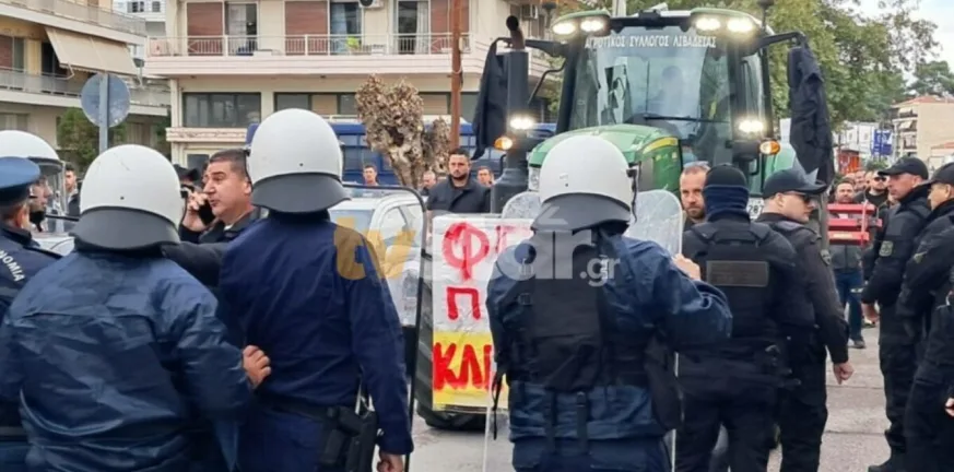 Λιβαδειά: Αγρότες έσπασαν τον κλοιό της αστυνομίας και περικύκλωσαν τον Κώστα Τσιάρα - Τι τους είπε