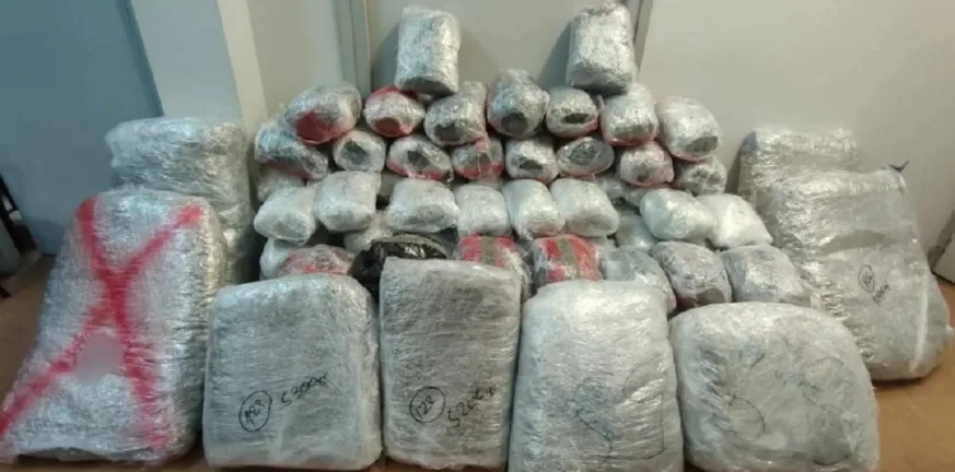 Νύχτα, βουνό, 200 κιλά κάνναβης: Ο οδηγός άφησε το αυτοκίνητο και έγινε «καπνός» στην Κόνιτσα ΦΩΤΟ