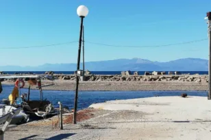Αιγιάλεια – Λιμενίσκος Κρυονερίου Ακράτας: Δικαστικό μπλόκο στην κατεδάφιση και ελπίδες για νομιμοποίηση