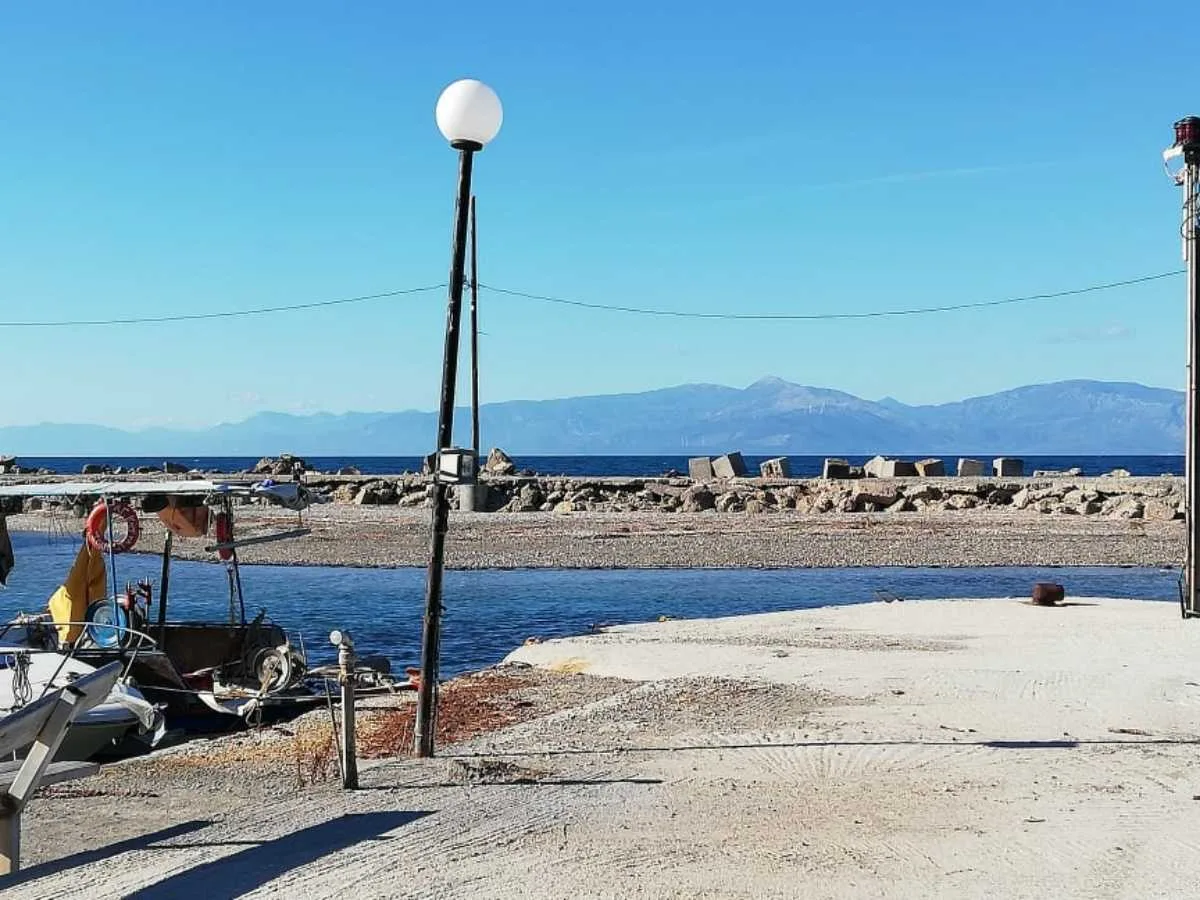 Αιγιάλεια - Λιμενίσκος Κρυονερίου Ακράτας: Δικαστικό μπλόκο στην κατεδάφιση και ελπίδες για νομιμοποίηση