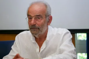 Αλέκος Αλαβάνος για Τσίπρα: «Πρέπει να ζητήσει συγγνώμη για όσα έκανε στη χώρα»