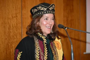 Η Victoria Hislop Επίτιμη Διδάκτορας του Πανεπιστημίου Πατρών: «Από την Πλάκα στην Πάτρα – η Ελλάδα είναι η έμπνευσή μου»