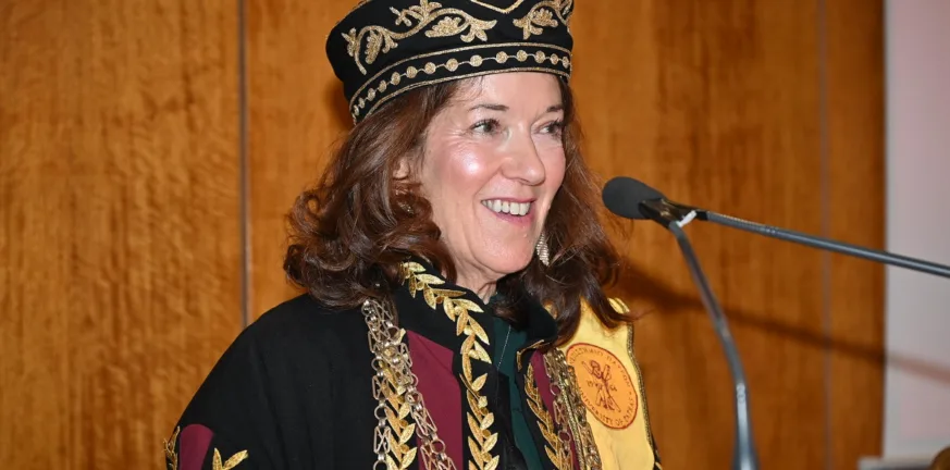 Η Victoria Hislop Επίτιμη Διδάκτορας του Πανεπιστημίου Πατρών: «Από την Πλάκα στην Πάτρα - η Ελλάδα είναι η έμπνευσή μου» Η Victoria Hislop Επίτιμη Διδάκτορας του Πανεπιστημίου Πατρών: «Από την Πλάκα στην Πάτρα - η Ελλάδα είναι η έμπνευσή μου»