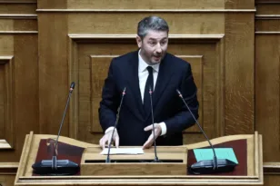 Ανδρουλάκης προς Μητσοτάκη: «Μας μπερδέψατε, εγώ δεν είμαι ο Δένδιας»