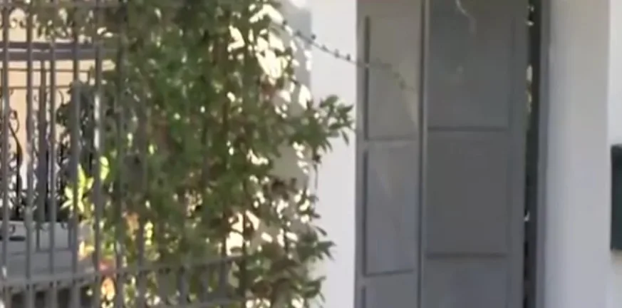 «Μας επιτέθηκε ενώ καθόμασταν στην κουζίνα. Όλα έγιναν για δύο ενοίκια», μαρτυρία της 74χρονης από την Άνοιξη