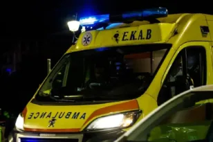 Τροχαίο στο Μενίδι: Αυτοκίνητο «καρφώθηκε» σε δέντρο - Σοβαρά τραυματίας ο οδηγός