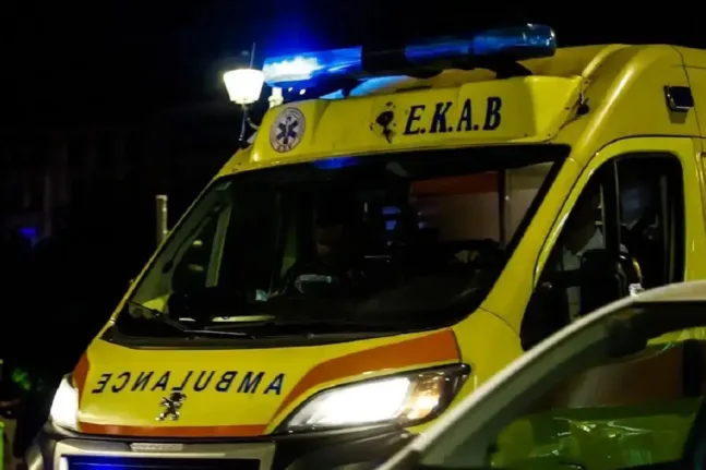 Τροχαίο στο Μενίδι: Αυτοκίνητο «καρφώθηκε» σε δέντρο - Σοβαρά τραυματίας ο οδηγός