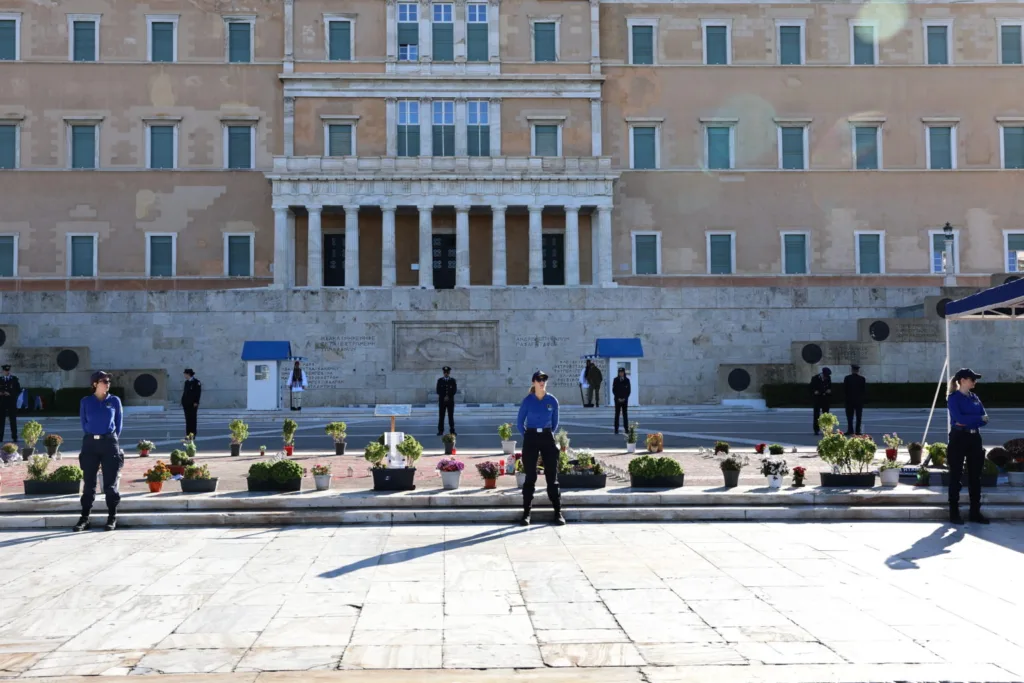 28η Οκτωβρίου - Σύνταγμα: Αστυνομικοί στο μνημείο του Αγνώστου Στρατιώτη, σήμερα το κρίσιμο τεστ ΦΩΤΟ 28η Οκτωβρίου - Σύνταγμα: Αστυνομικοί στο μνημείο του Αγνώστου Στρατιώτη, σήμερα το κρίσιμο τεστ ΦΩΤΟ