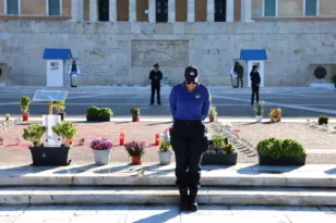 28η Οκτωβρίου - Σύνταγμα: Αστυνομικοί στο μνημείο του Αγνώστου Στρατιώτη, σήμερα το κρίσιμο τεστ ΦΩΤΟ