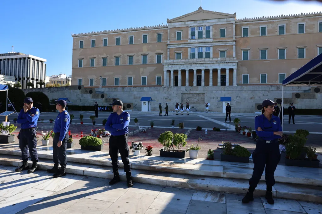 28η Οκτωβρίου - Σύνταγμα: Αστυνομικοί στο μνημείο του Αγνώστου Στρατιώτη, σήμερα το κρίσιμο τεστ ΦΩΤΟ 28η Οκτωβρίου - Σύνταγμα: Αστυνομικοί στο μνημείο του Αγνώστου Στρατιώτη, σήμερα το κρίσιμο τεστ ΦΩΤΟ