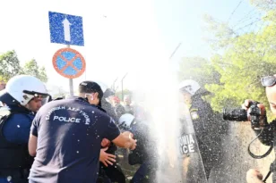 Ένταση στο “Αττικόν” κατά την επίσκεψη Μητσοτάκη - Διαμαρτυρίες εργαζομένων για το ΕΣΥ