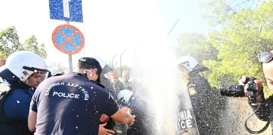 Ένταση στο “Αττικόν” κατά την επίσκεψη Μητσοτάκη - Διαμαρτυρίες εργαζομένων για το ΕΣΥ Ένταση στο “Αττικόν” κατά την επίσκεψη Μητσοτάκη - Διαμαρτυρίες εργαζομένων για το ΕΣΥ