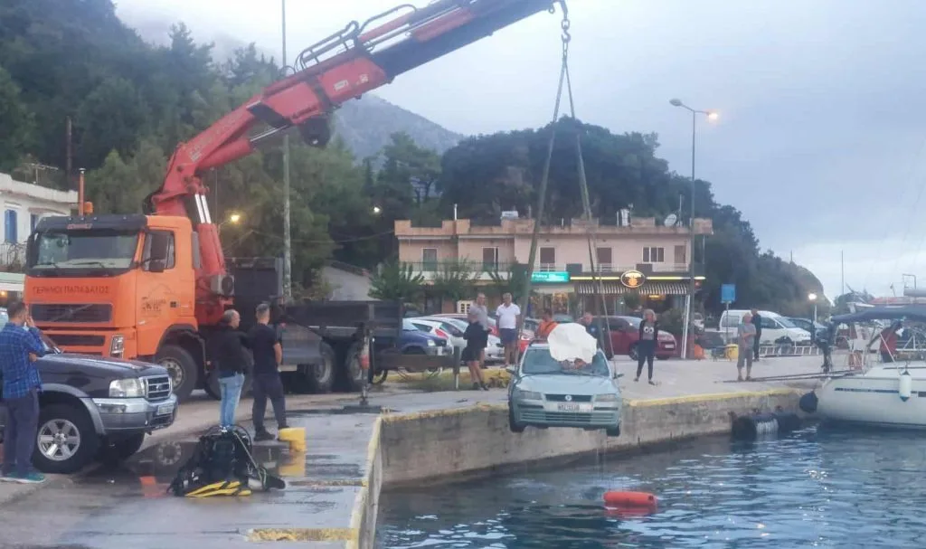 Κεφαλονιά: Τραγωδία στον Πόρο – Οδηγός έπεσε με το ΙΧ του στη θάλασσα ΦΩΤΟ