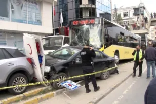 Μια νεκρή και 4 τραυματίες σε δυστύχημα στην Κωνσταντινούπολη όταν οδηγός λεωφορείου μάλωνε με δικυκλιστή κι έπεσε σε στάση! ΒΙΝΤΕΟ