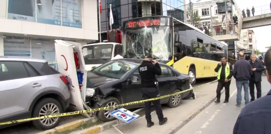 Μια νεκρή και 4 τραυματίες σε δυστύχημα στην Κωνσταντινούπολη όταν οδηγός λεωφορείου μάλωνε με δικυκλιστή κι έπεσε σε στάση! ΒΙΝΤΕΟ