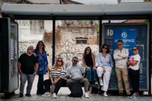 Αστική κωμωδία σε αναμονή: Το “Bus Stop” κάνει στάση στο Επίκεντρο+