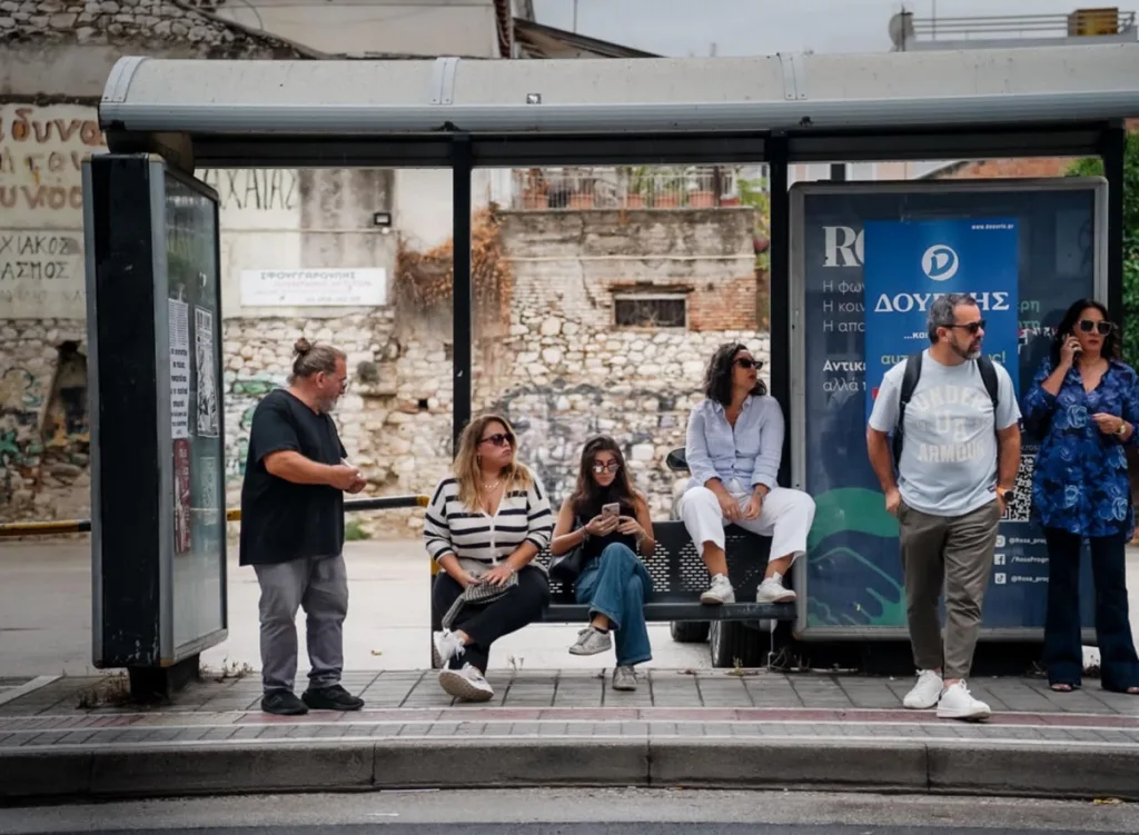 Αστική κωμωδία σε αναμονή: Το “Bus Stop” κάνει στάση στο Επίκεντρο+