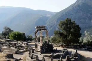 Πολωνοί στους Δελφούς μπούκαραν στον αρχαιολογικό χώρο και έκλεψαν αντικείμενο που έμοιαζε με αρχαία πέτρα! Πολωνοί στους Δελφούς μπούκαραν στον αρχαιολογικό χώρο και έκλεψαν αντικείμενο που έμοιαζε με αρχαία πέτρα!