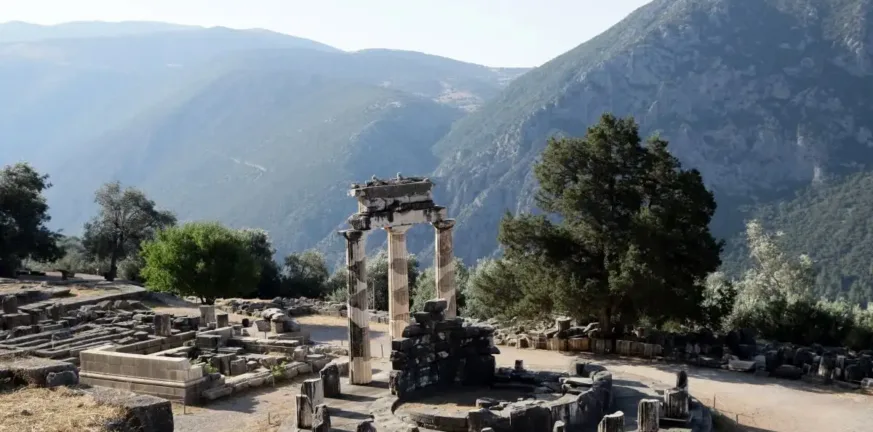 Πολωνοί στους Δελφούς μπούκαραν στον αρχαιολογικό χώρο και έκλεψαν αντικείμενο που έμοιαζε με αρχαία πέτρα! Πολωνοί στους Δελφούς μπούκαραν στον αρχαιολογικό χώρο και έκλεψαν αντικείμενο που έμοιαζε με αρχαία πέτρα!