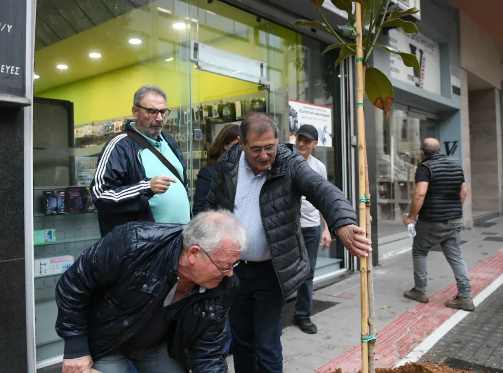 Ξεκίνησε η δενδροφύτευση στη Γούναρη: Νέα εικόνα στο κέντρο της Πάτρας ΦΩΤΟ