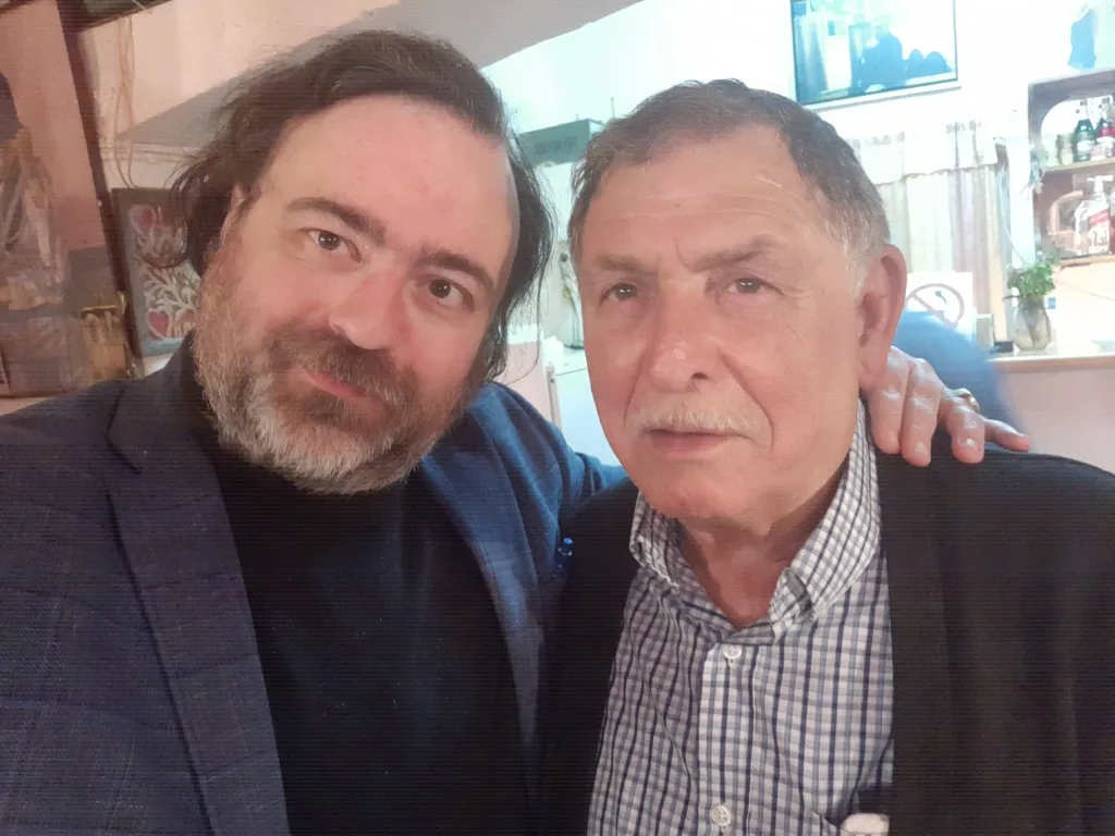 Δημήτρης Μανιάτης: «Πάντα με φόβιζε η δημοσιογραφία μεταμφιεσμένη σε λογοτεχνία» Δημήτρης Μανιάτης: «Πάντα με φόβιζε η δημοσιογραφία μεταμφιεσμένη σε λογοτεχνία»
