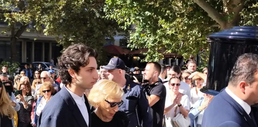 Συντετριμμένη η οικογένεια του Διονύση Σαββόπουλου στη Μητρόπολη Αθηνών