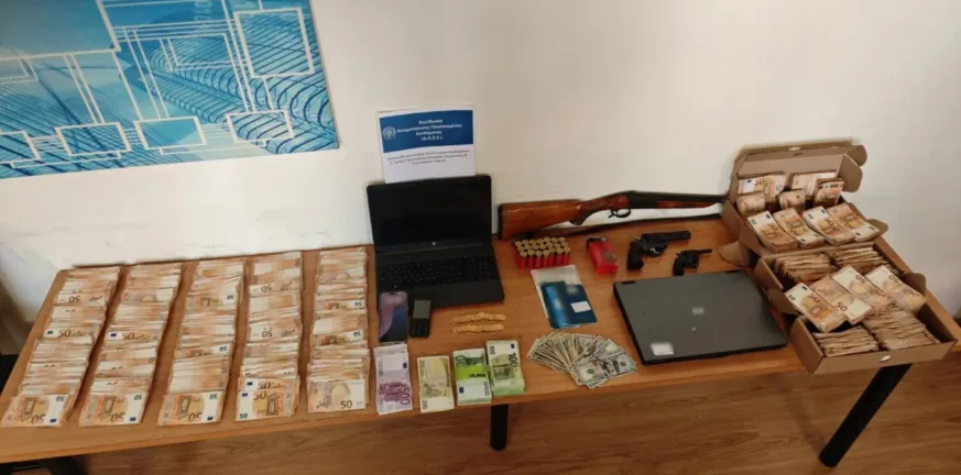 Μέσα σε πλαστικές σακούλες έβαζε τα 50ευρα το κύκλωμα με τις επιστροφές ΦΠΑ - ΒΙΝΤΕΟ της ΕΛΑΣ