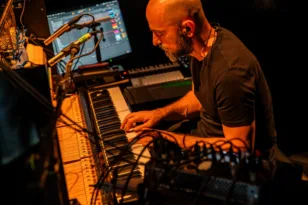 Welcome to Up 2025: Το Expanded Piano II του Σταύρου Γασπαράτου για πρώτη φορά στην Πάτρα
