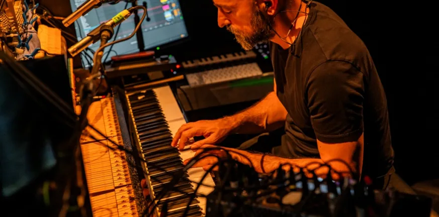 Welcome to Up 2025: Το Expanded Piano II του Σταύρου Γασπαράτου για πρώτη φορά στην Πάτρα