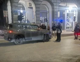 Σύγκρουση τζιπ με μηχανή στο κέντρο της Πάτρας στη Γούναρη ΦΩΤΟ ΒΙΝΤΕΟ