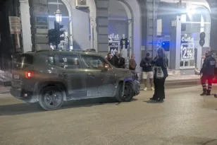 Σύγκρουση τζιπ με μηχανή στο κέντρο της Πάτρας στη Γούναρη ΦΩΤΟ ΒΙΝΤΕΟ
