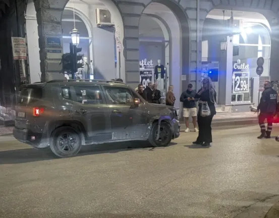 Σύγκρουση τζιπ με μηχανή στο κέντρο της Πάτρας στη Γούναρη ΦΩΤΟ ΒΙΝΤΕΟ