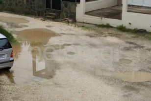 Πάτρα – Καταγγελία στο pelop.gr για την οδό Μονής Βατοπεδίου: «Χειμώνα – καλοκαίρι, ζούμε με τις λάσπες και τη σκόνη»