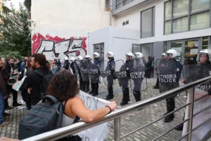 Χημικά και ένταση στο Μεταξουργείο: Επεισόδια στην κινητοποίηση εκπαιδευτικών για τις συγχωνεύσεις τμημάτων ΒΙΝΤΕΟ